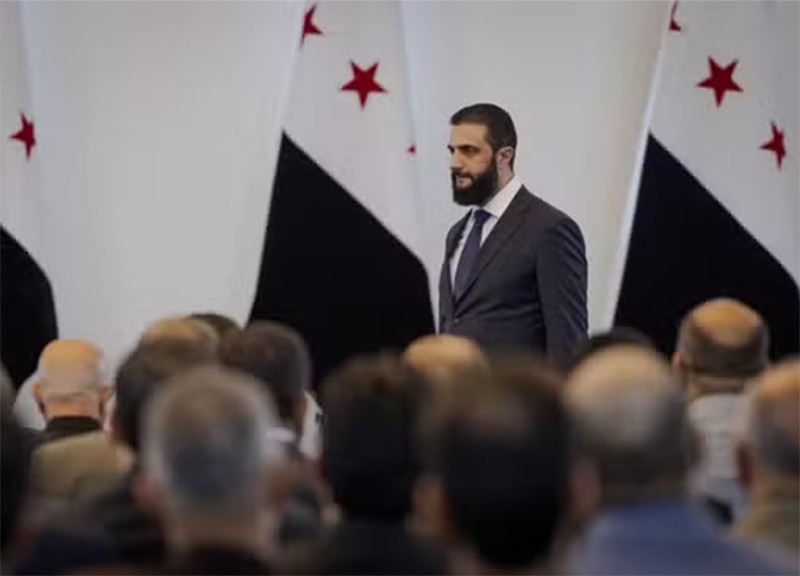 Ahmed Al-Charaa, un président syrien affaibli par les violences communautaires, en visite à l’Elysée pour rétablir les relations avec la France