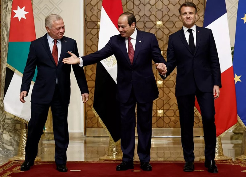 En Égypte, Emmanuel Macron soutient le plan de reconstruction arabe pour la bande de Gaza
