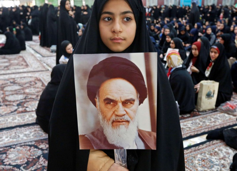 حكاية ثورة الخميني بين طهران وواشنطن وباريس