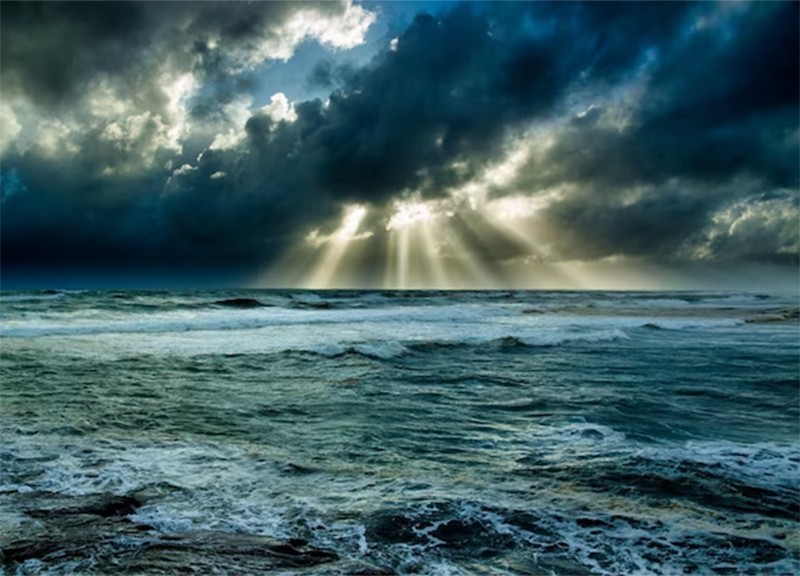 Rayons de soleil dans un ciel de tempête